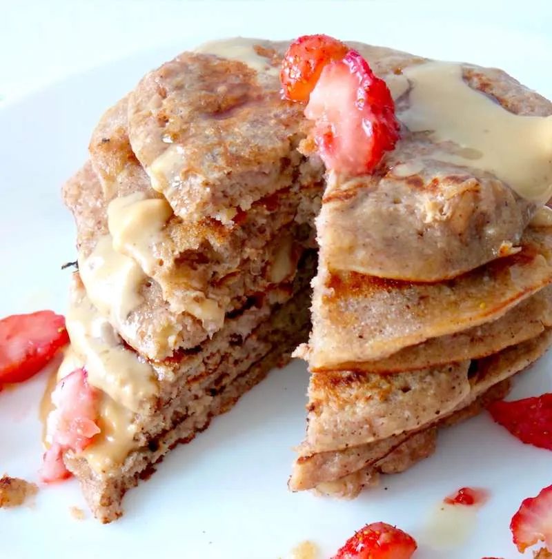 Simple Banana Oatmeal Pancakes - tasty & healthy pancake recipe! These are good and simple to make! You need one bowl to mix and one pan to…