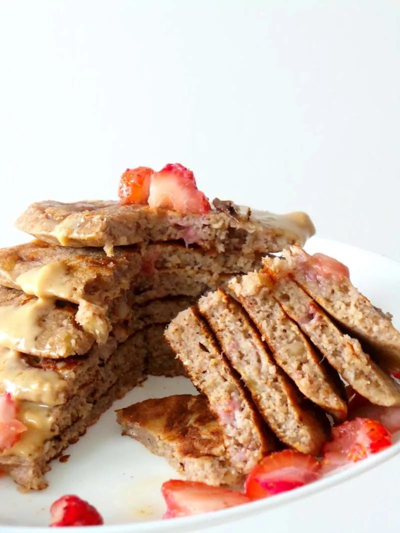 Simple Banana Oatmeal Pancakes - tasty & healthy pancake recipe! These are good and simple to make! You need one bowl to mix and one pan to…