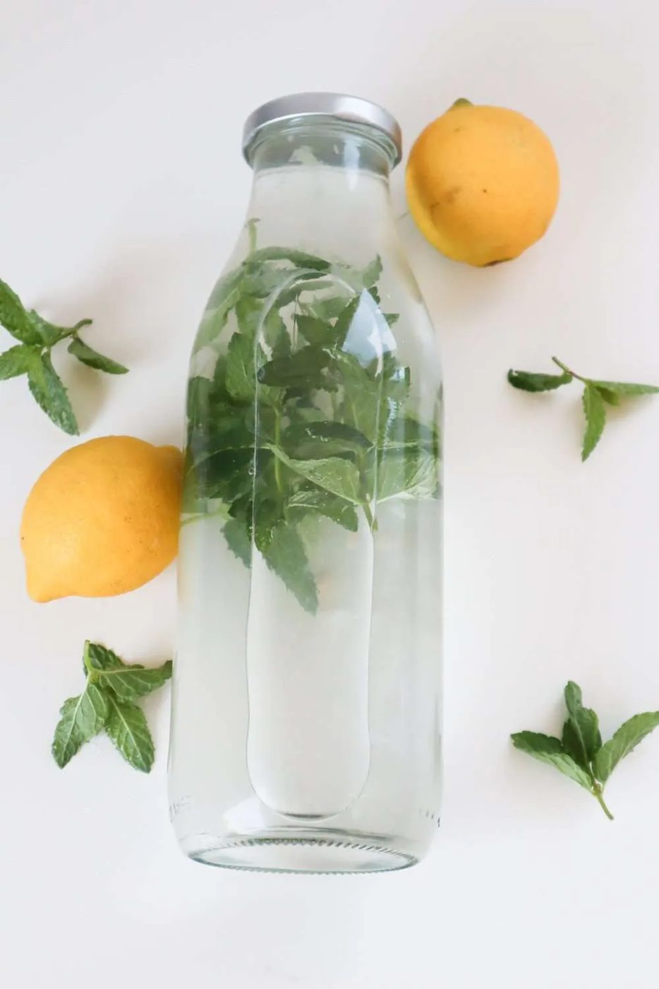 Keep your blood sugar stable, stay hydrated and in a good mood by sipping on this simple mojito detox water, it's the solid summer drink!