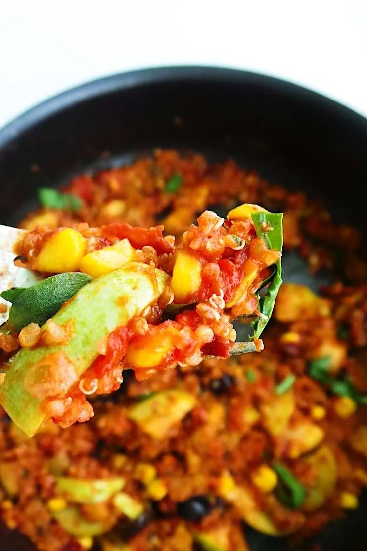 20-minute quinoa risotto! This simple quinoa recipe is healthy, vegan and gluten-free. It keeps in the fridge for 3-4 days and can be a…