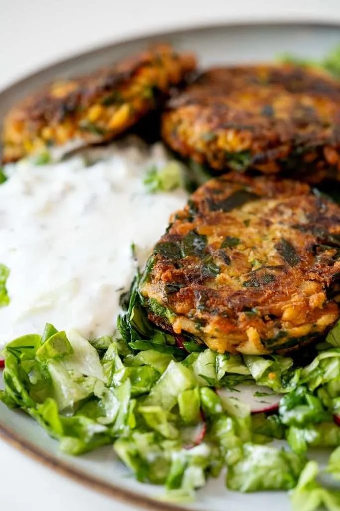 Serve the chickpea cakes with some salad and garlic sauce for a full healthy lunch!