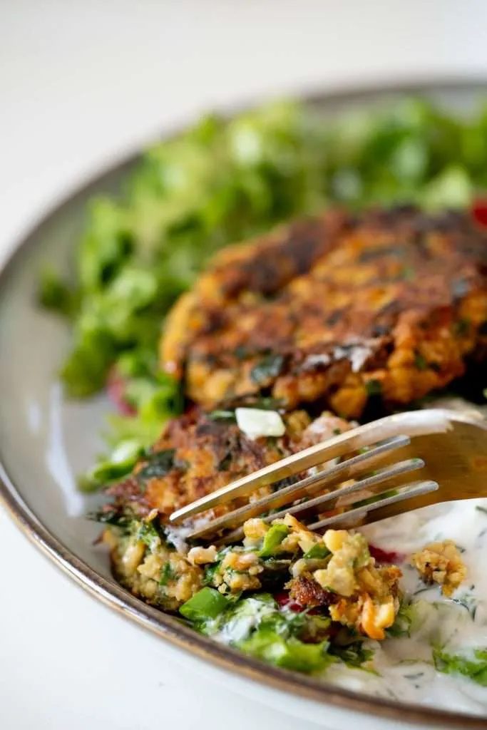 Serve the chickpea cakes with some salad and garlic sauce for a full healthy lunch!