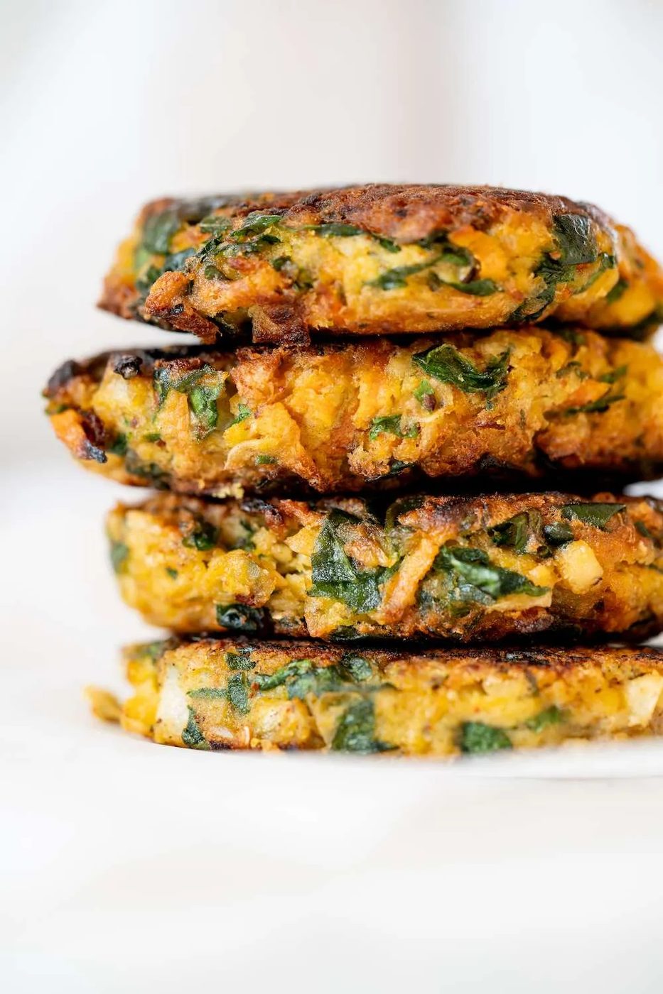 These simple spinach chickpea cakes are satisfying! This is a healthy chickpea recipe that is great for lunch, dinner or snack!