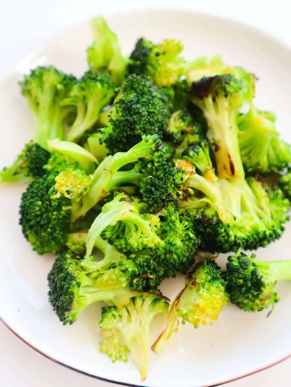 5-minute simple stir-fried broccoli recipe! If you don’t know how to cook broccoli, so that they don’t end up soggy - this is what you need!