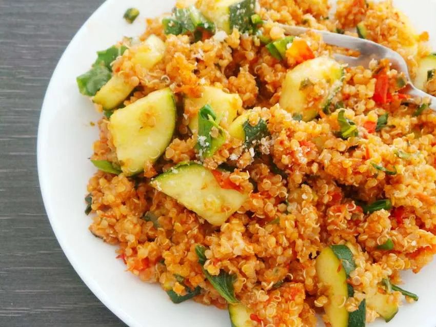 This tomato and basil quinoa risotto for one, takes ridiculously little time and makes a simple, healthy lunch or dinner!