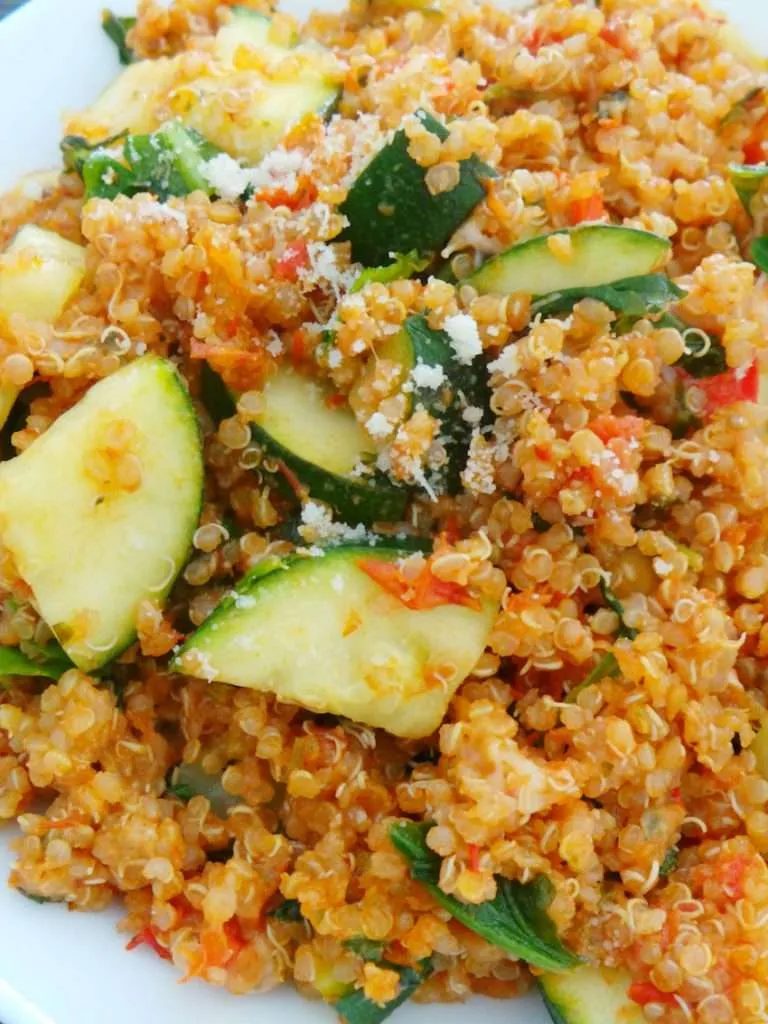 This tomato and basil quinoa risotto for one, takes ridiculously little time and makes a simple, healthy lunch or dinner!