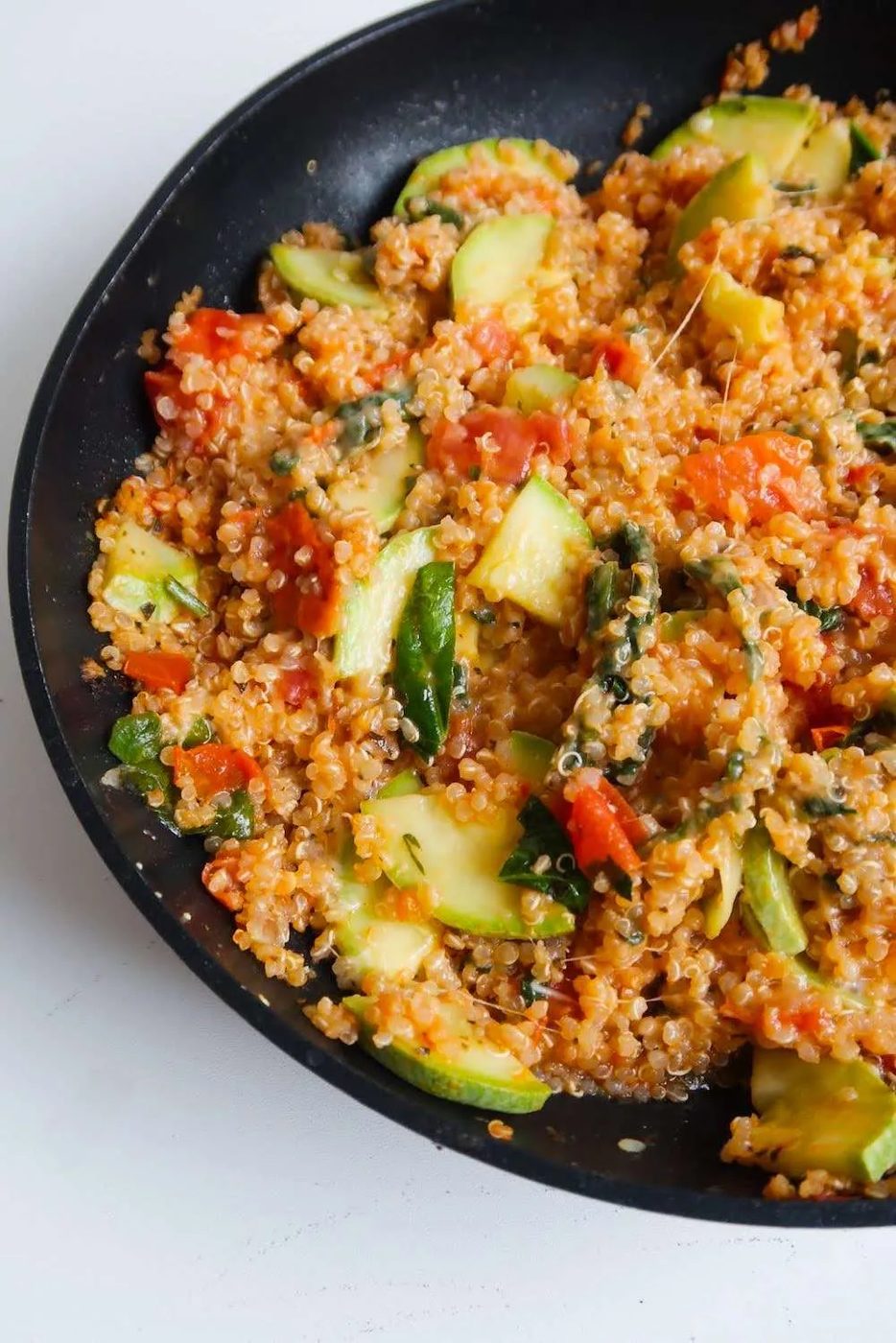 Tomato basil quinoa risotto: the tastiest quinoa recipe that is vegetarian, simple and great for lunch or dinner. This healthy dinner…