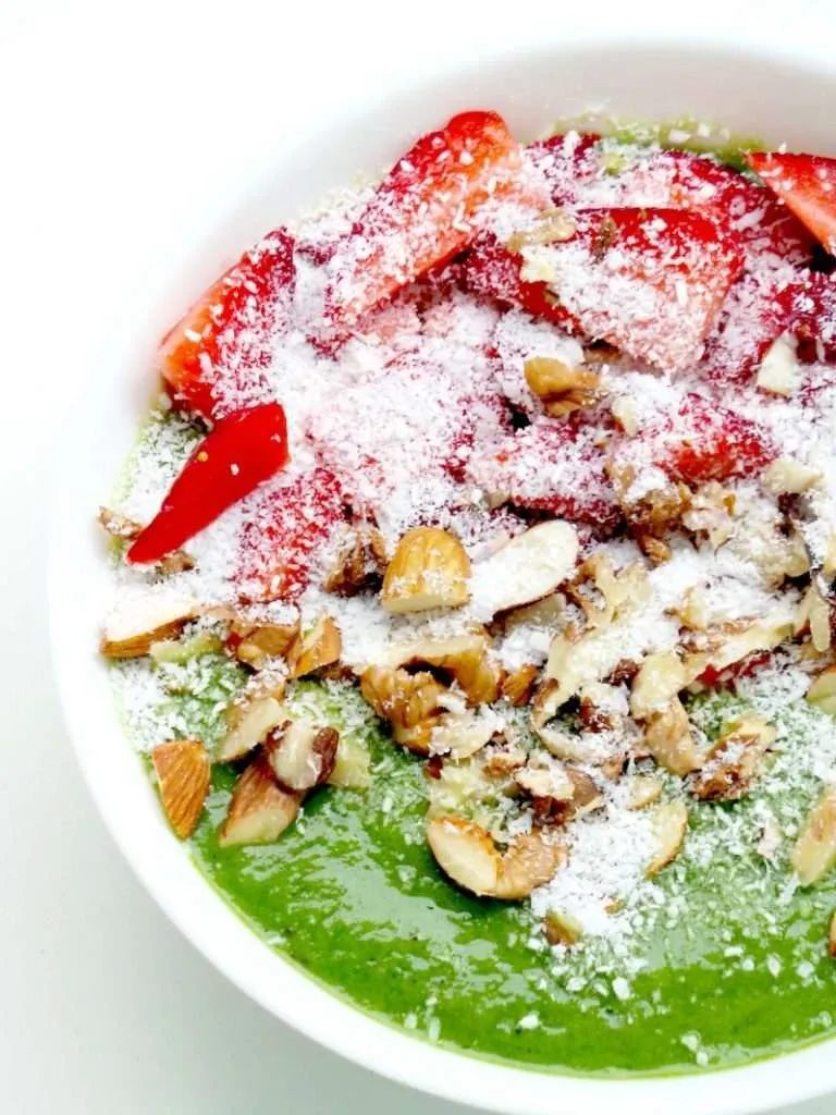Feel-good green smoothie bowl to reduce inflammation