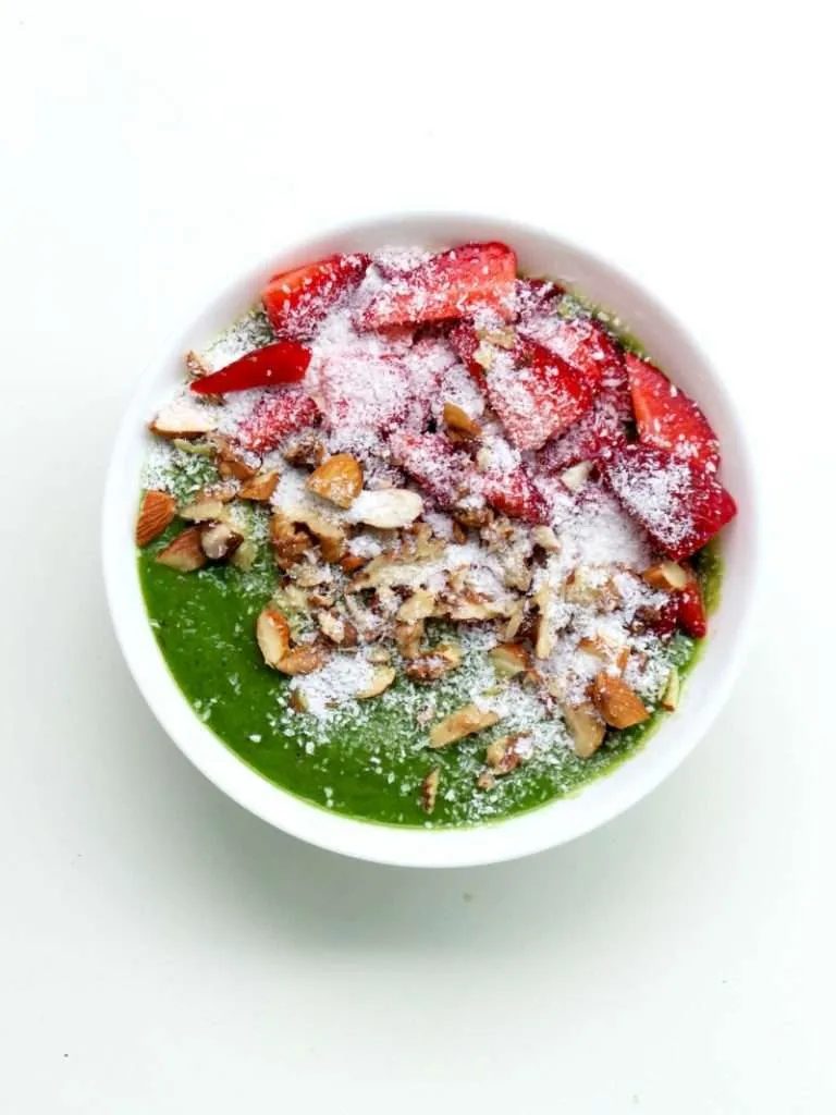 Feel-good green smoothie bowl to reduce inflammation