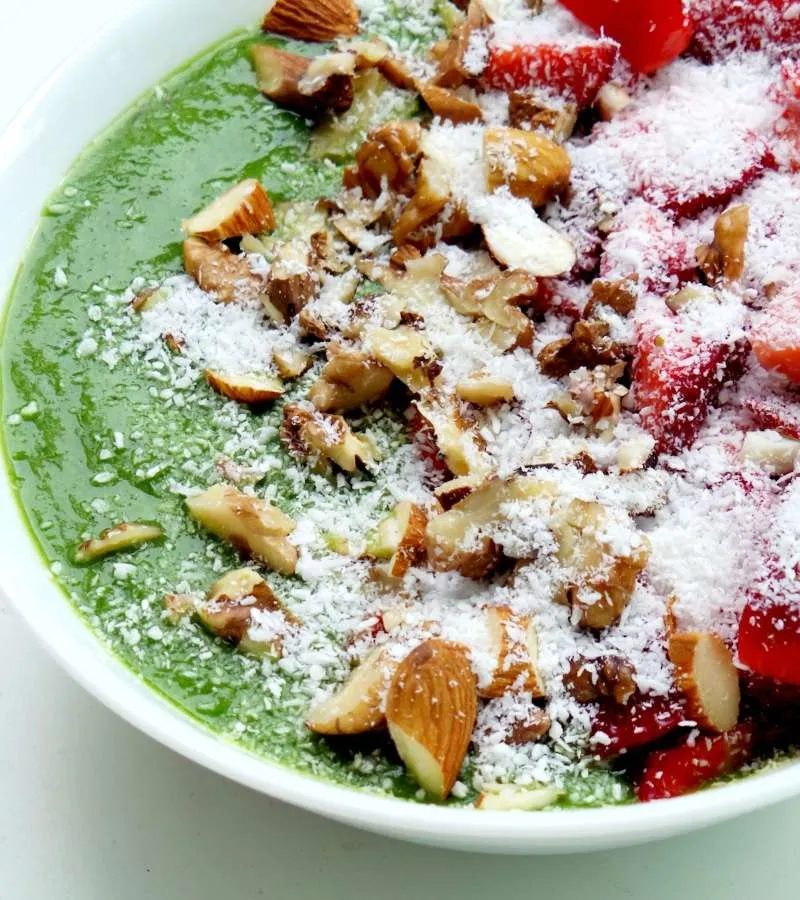 Feel-good green smoothie bowl to reduce inflammation