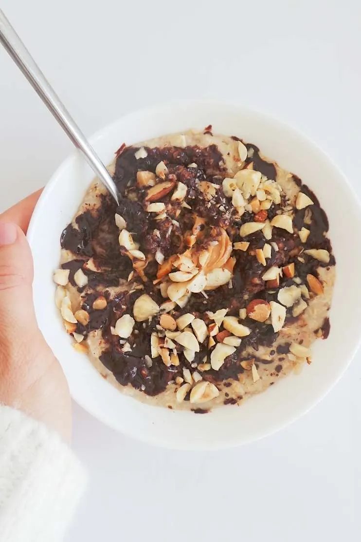 Healthy Peanut butter and chocolate oatmeal! simple healthy breakfast that we often misuse as dessert. This healthy vegan breakfast will…