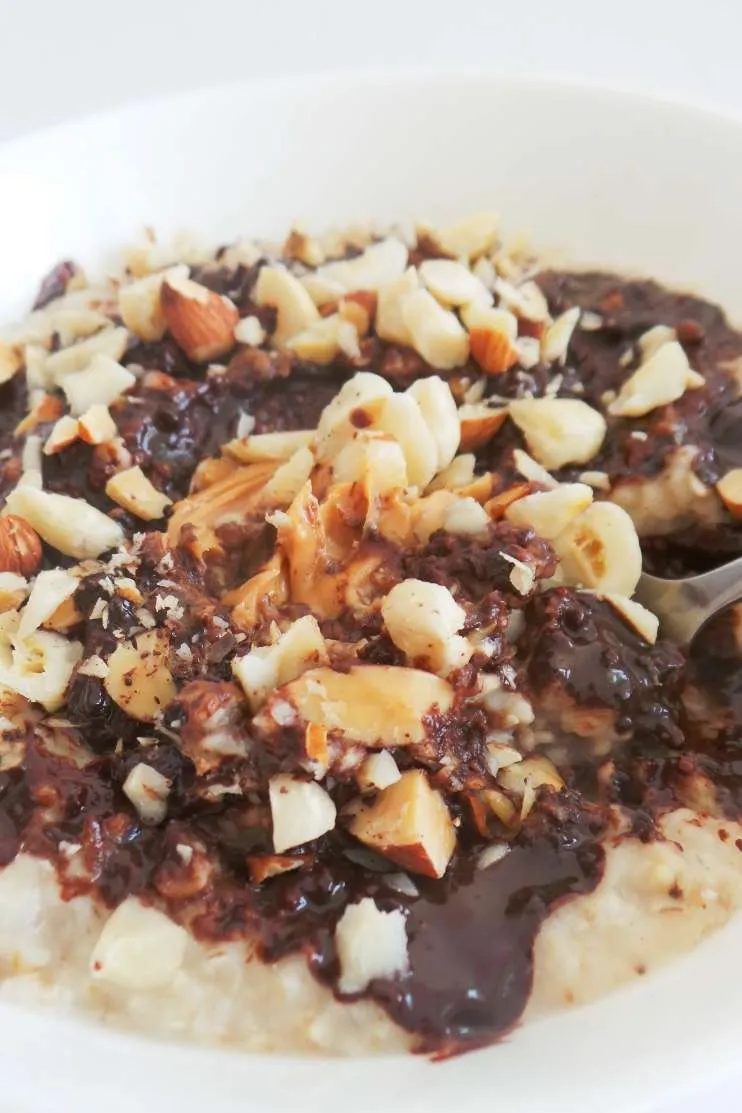 Healthy Peanut butter and chocolate oatmeal! simple healthy breakfast that we often misuse as dessert. This healthy vegan breakfast will…