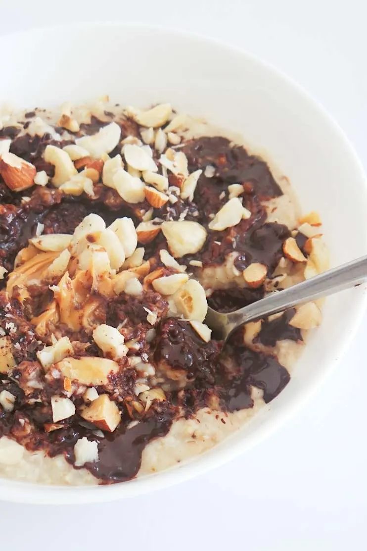 Healthy Peanut butter and chocolate oatmeal! simple healthy breakfast that we often misuse as dessert. This healthy vegan breakfast will…