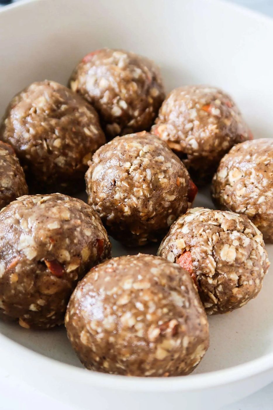 Better than granola bars: these healthy granola balls are satisfying and a fast and simple breakfast idea that is gluten-free and dairy…