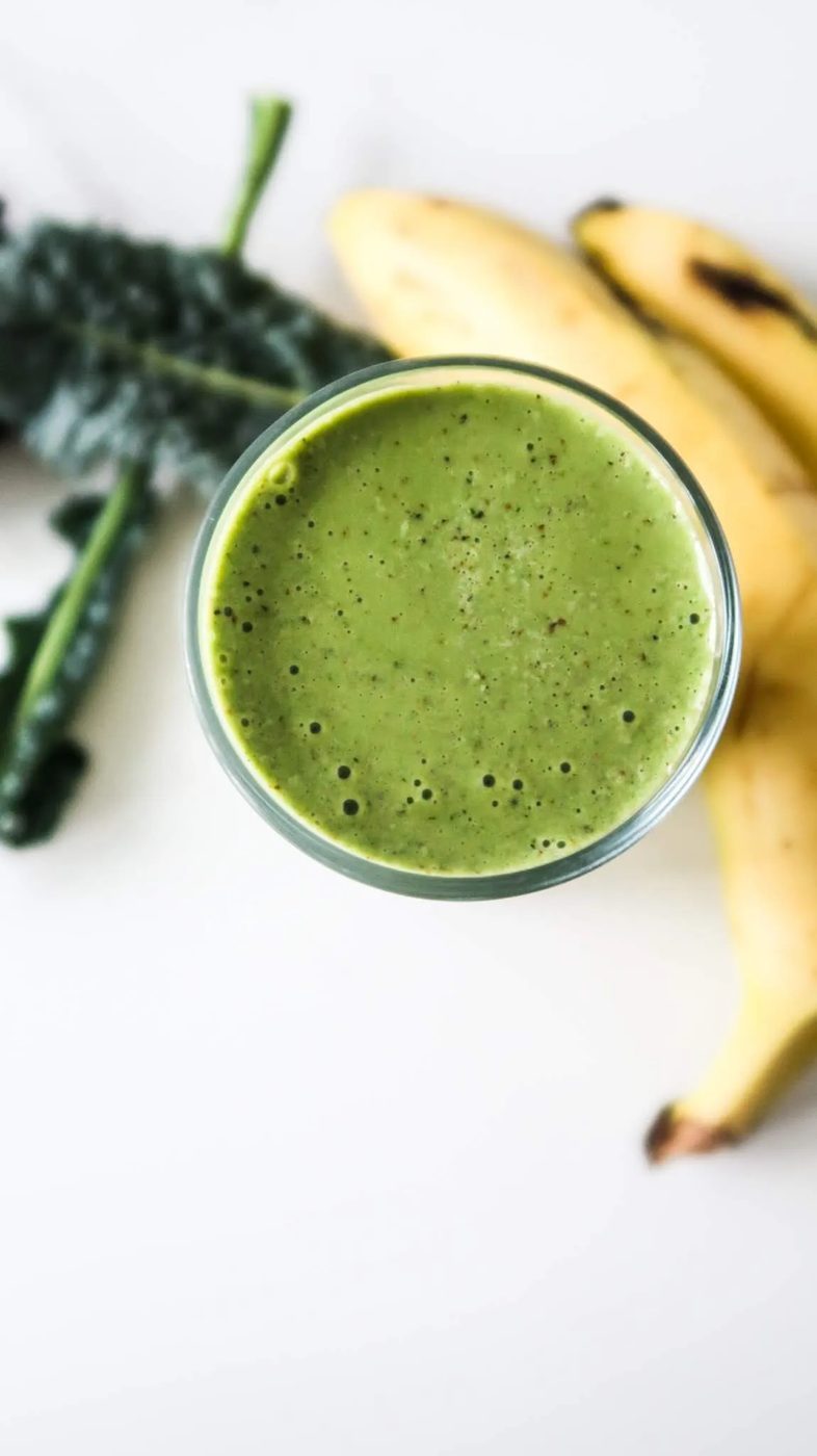 Simple green breakfast smoothie recipe - 3 ingredients and 5 minutes to make this satisfying green smoothie for breakfast in the morning!…