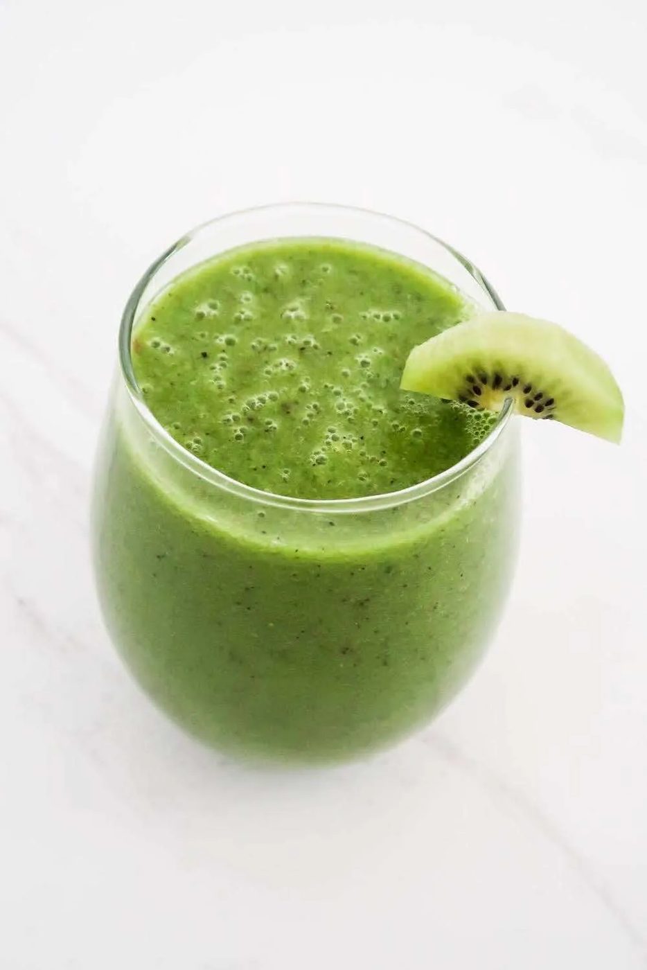 Refreshing apple kiwi green smoothie recipe! Make a batch of this simple green smoothie for a fast low-calorie breakfast or a healthy snack…