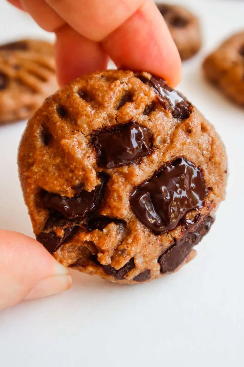 healthy almond butter chocolate cookies! This simple vegan cookie recipe is tasty and uses only 7 wholesome ingredients: almond butter…