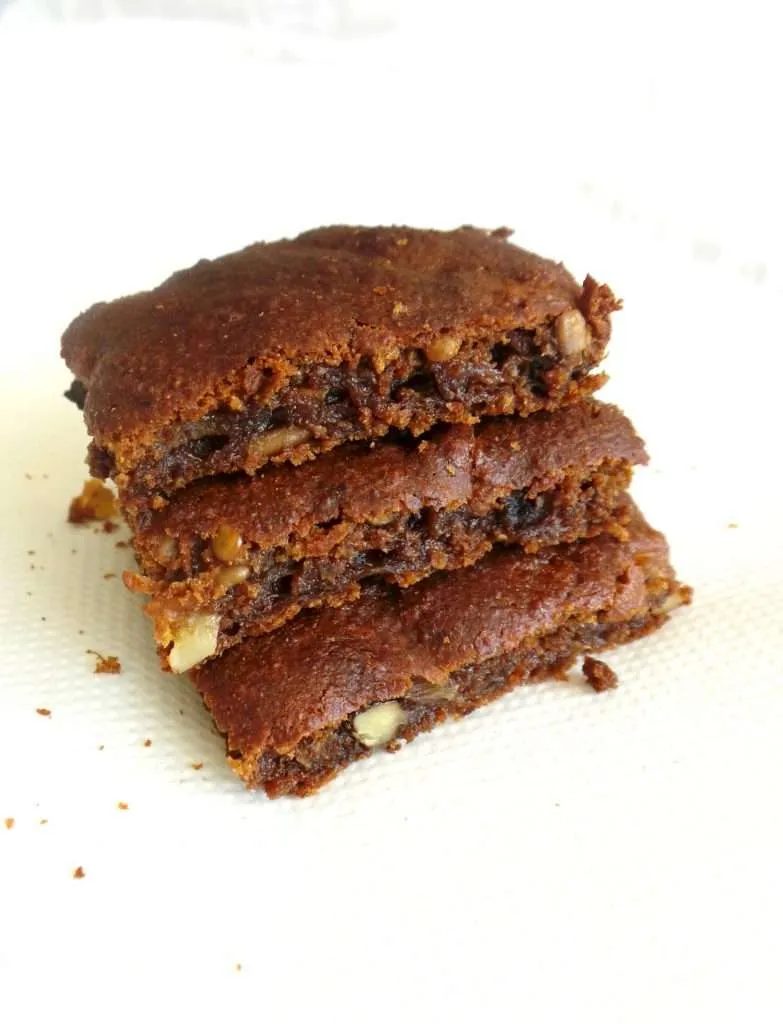 Apple cake with walnuts – simple, flourless, with honey, healthy