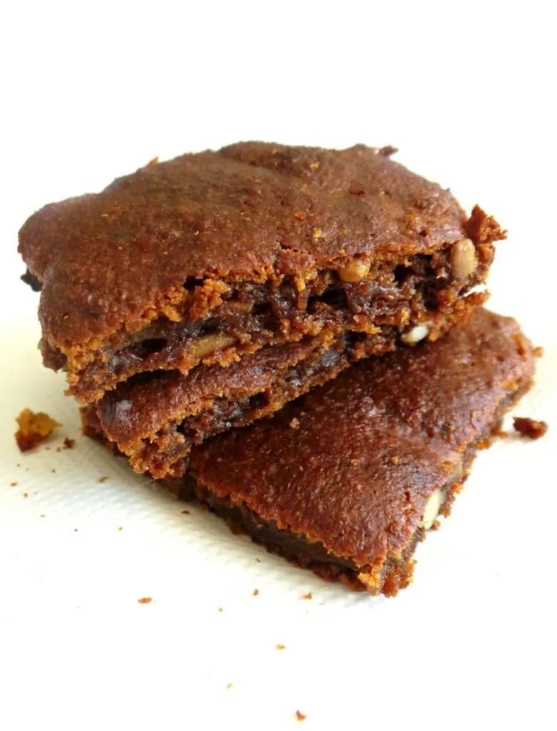 Apple cake with walnuts – simple, flourless, with honey, healthy