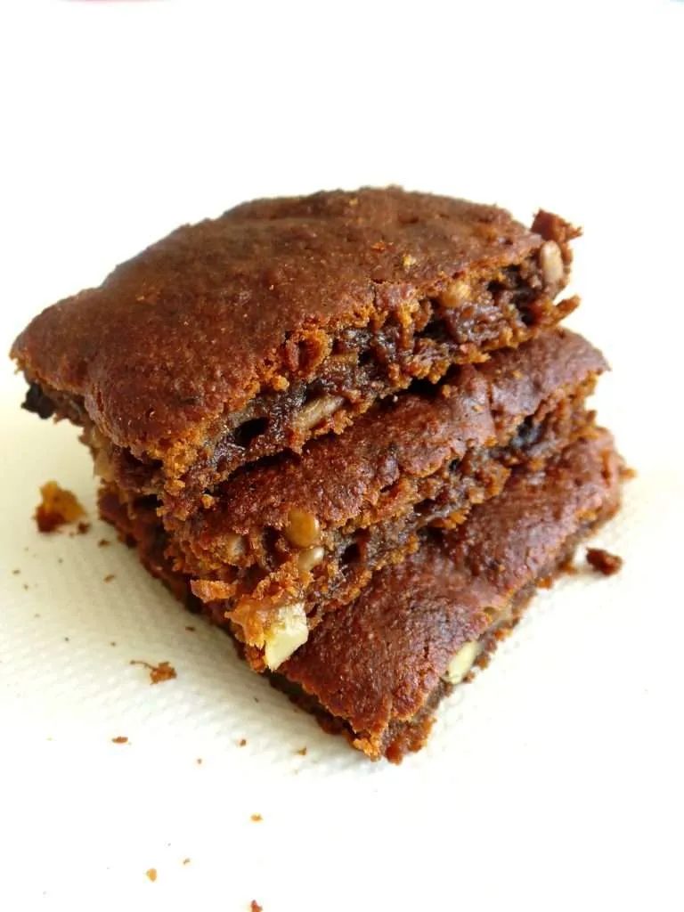 Apple cake with walnuts – simple, flourless, with honey, healthy