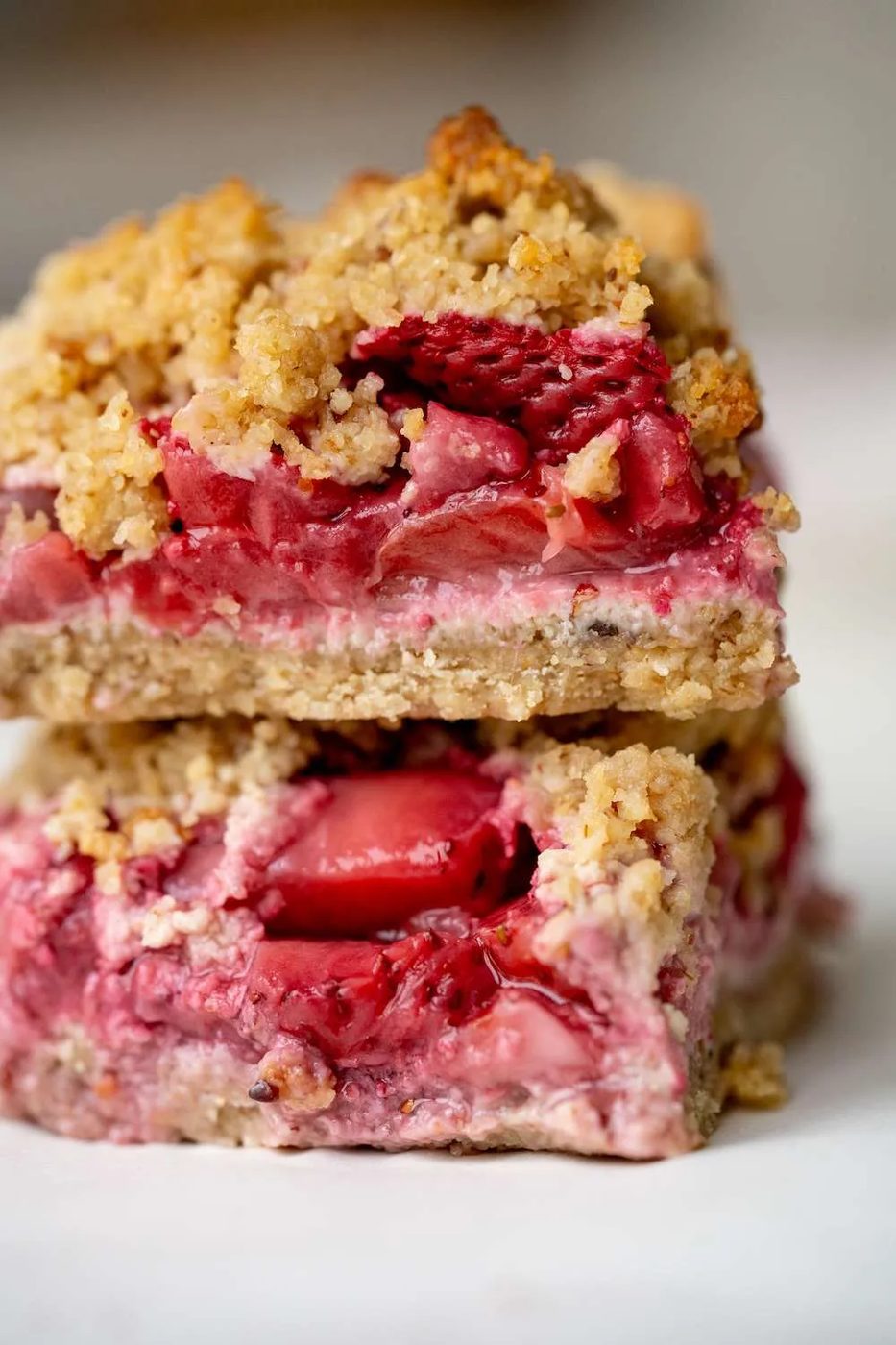 These flourless oatmeal strawberry bars are a healthy dessert you can bake with fresh strawberries, nuts, seeds, oats and some maple syrup…