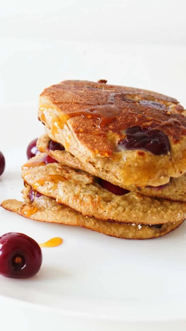 Healthy cherry pancakes! Made with oats, yogurt and honey these are an simple healthy breakfast that you can eat on the go! Ready in 10…
