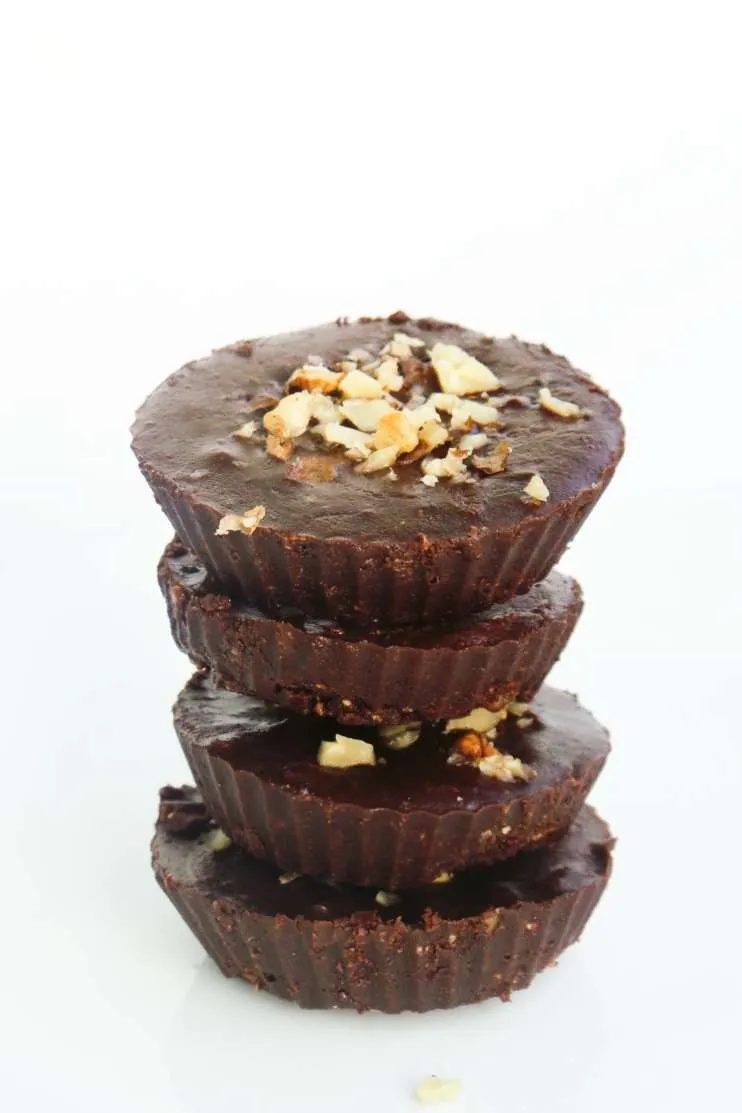 Chocolate cups - made with your favorite nut butter, dark chocolate, walnuts, some honey and coconut flakes! This healthy dessert recipe…