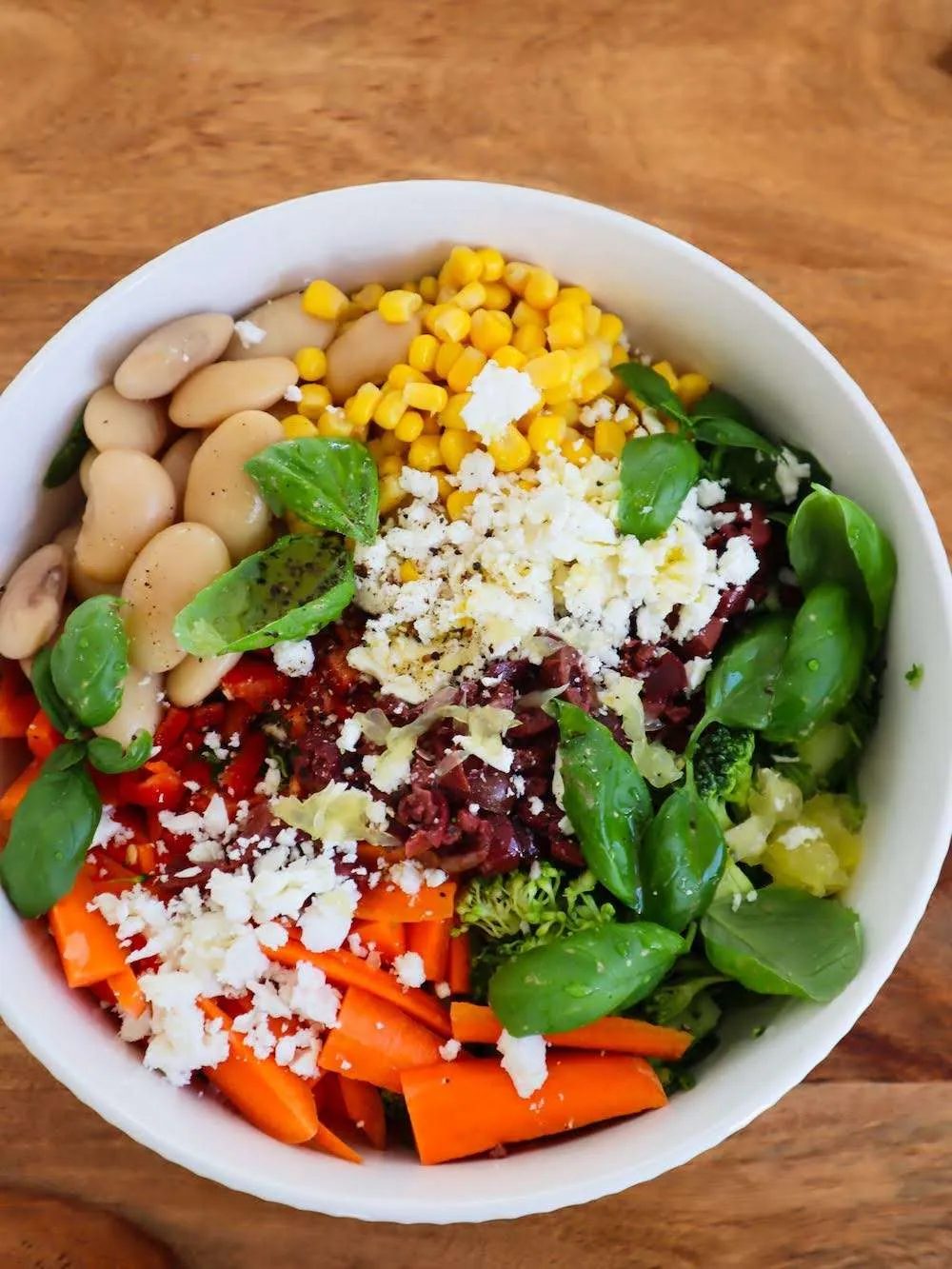 If you're looking for a simple healthy lunch idea that you can make in like, what, 10 minutes, this tasty spinach bean corn and feta salad…