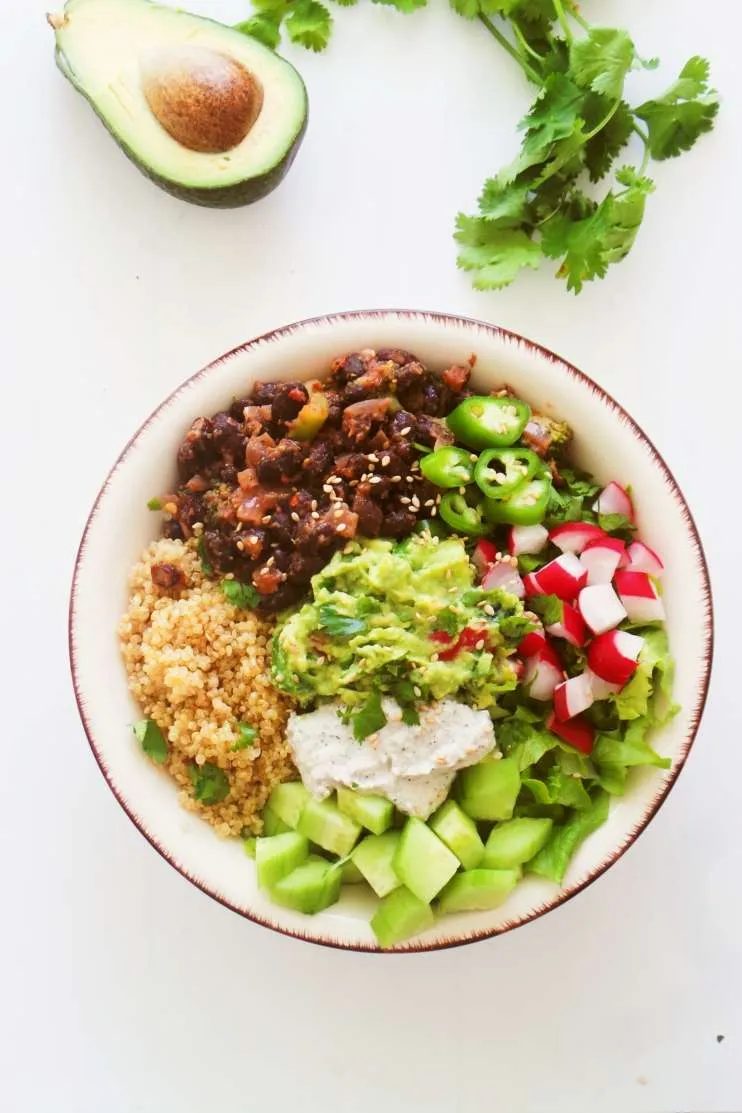 Black Bean Quinoa Bowl - simple healthy dinner recipe you can meal prep on Sunday. This clean eating recipe is vegan, gluten-free and full…