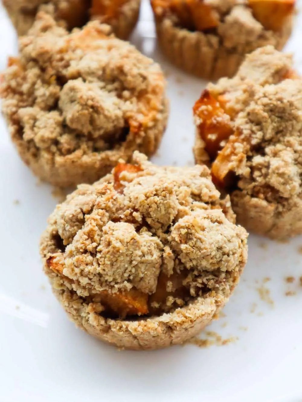 Apple crumble mini pies! This is the mini us version of a healthy apple pie! The mini apple pies are made with a simple flourless oat crust…