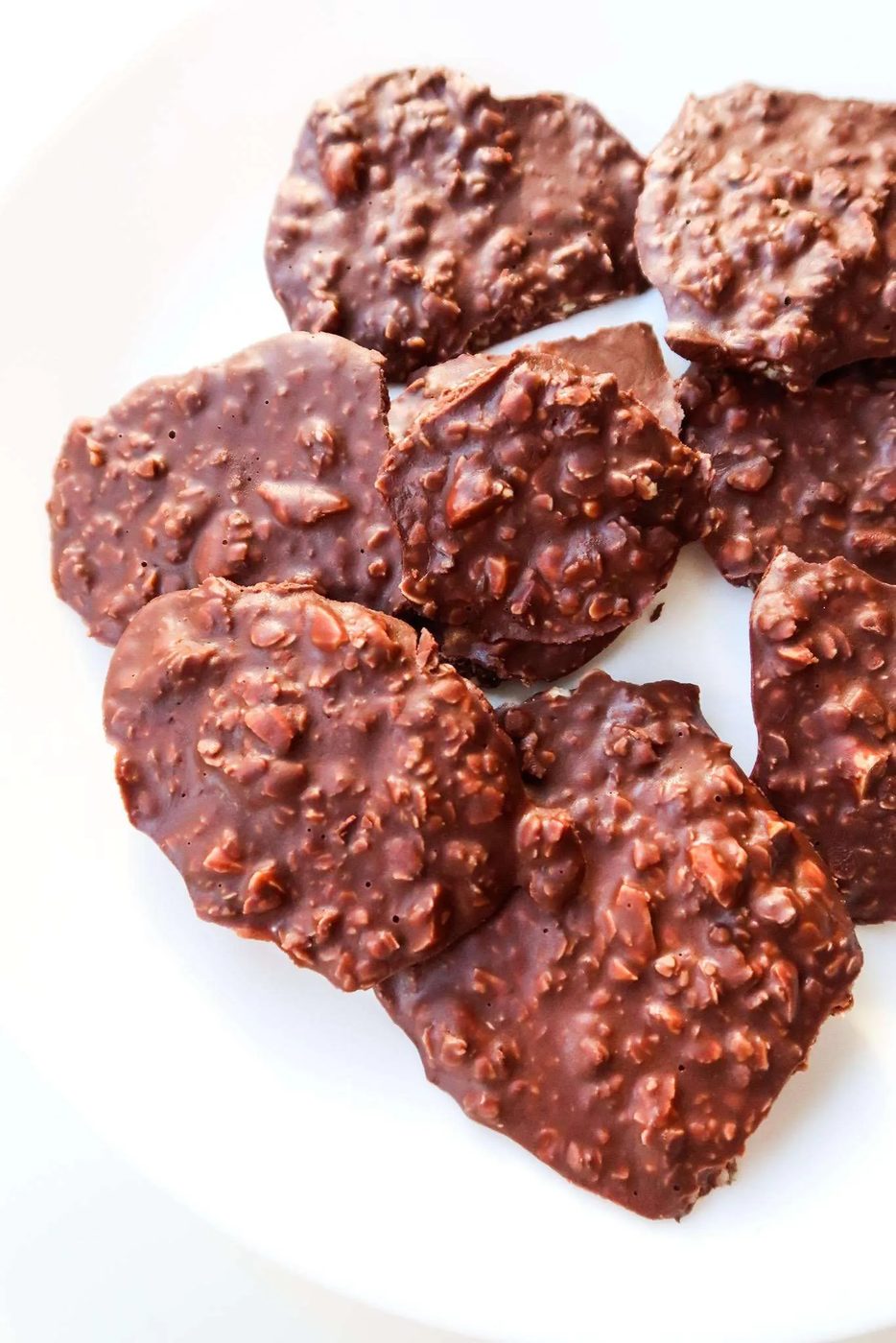 10-Minute Simple No-Bake Healthy Chocolate Cookies! Meal prep these healthy no-bake cookies for the week ahead - they are the solid healthy…