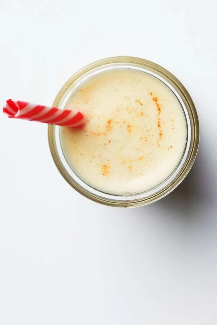 Oatmeal smoothie recipe with banana, orange and cinnamon - a filling healthy breakfast smoothie recipe full of antioxidants and fiber!