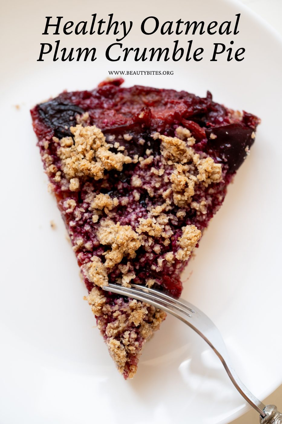 Plum crumble pie with oats, healthy