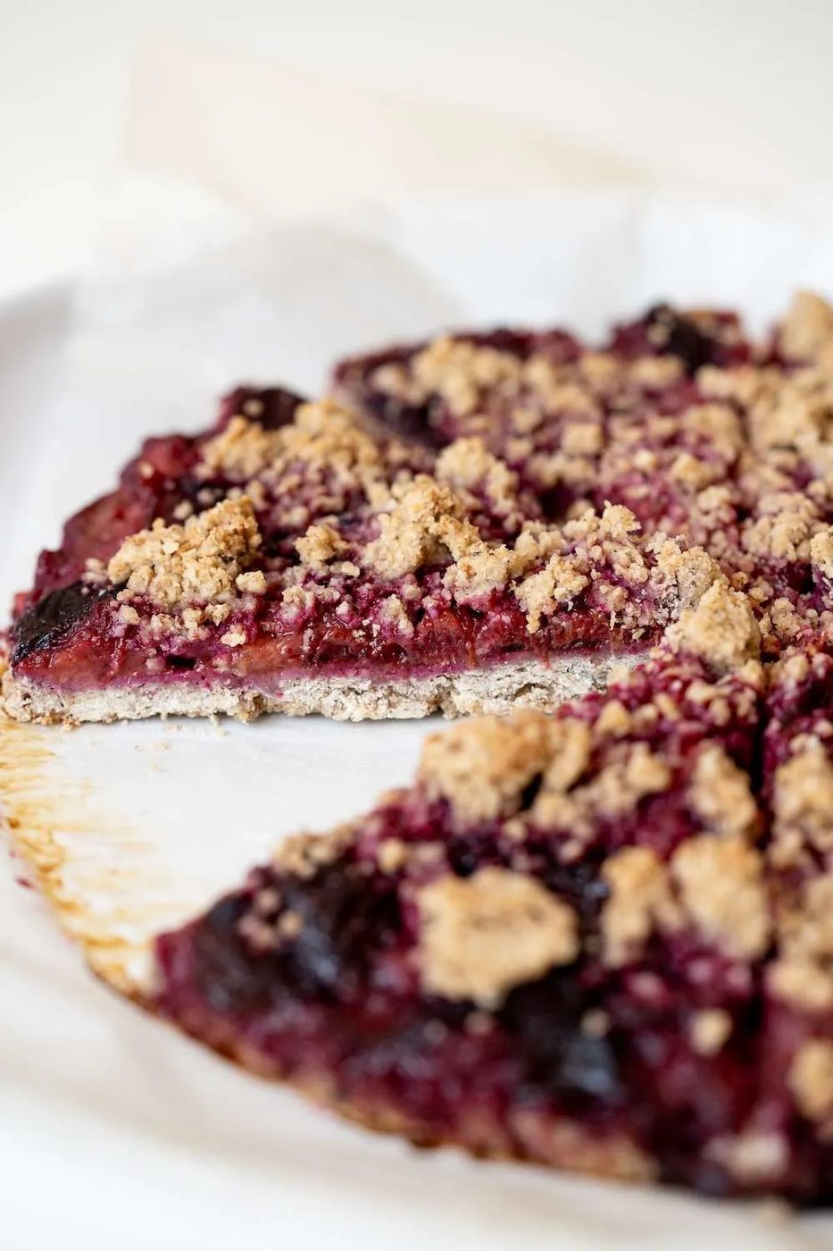 Plum crumble pie with oats, healthy