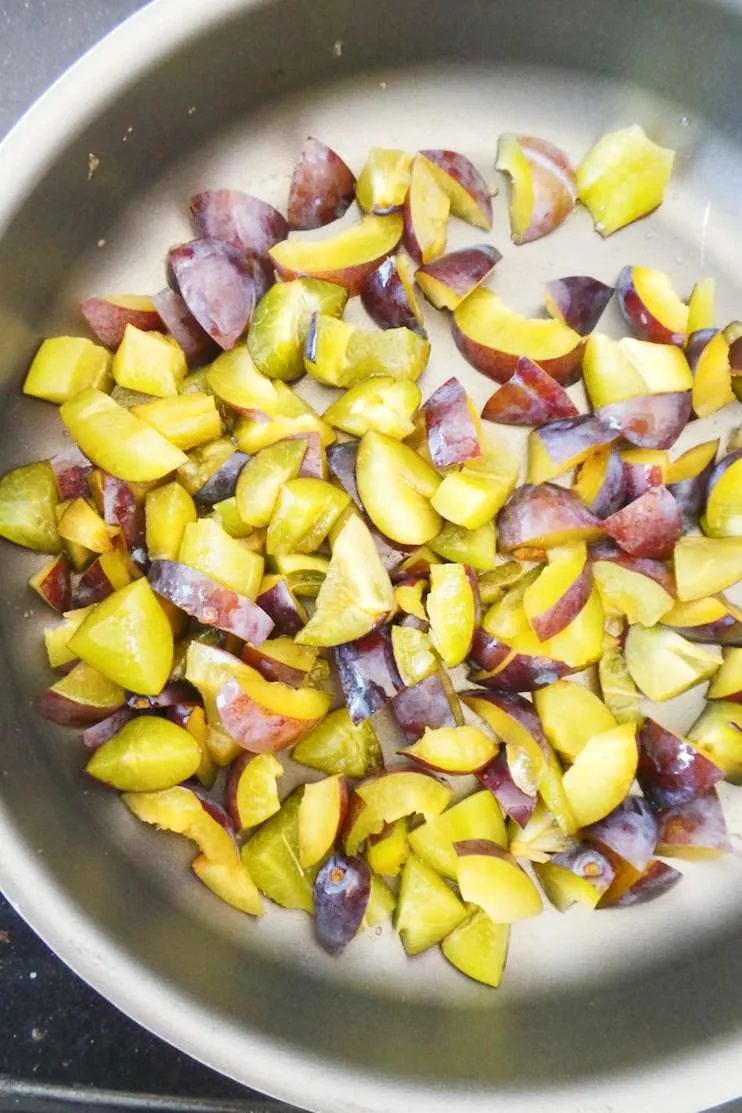 healthy plum crumble pie that is vegan, flourless and refined sugar-free! |