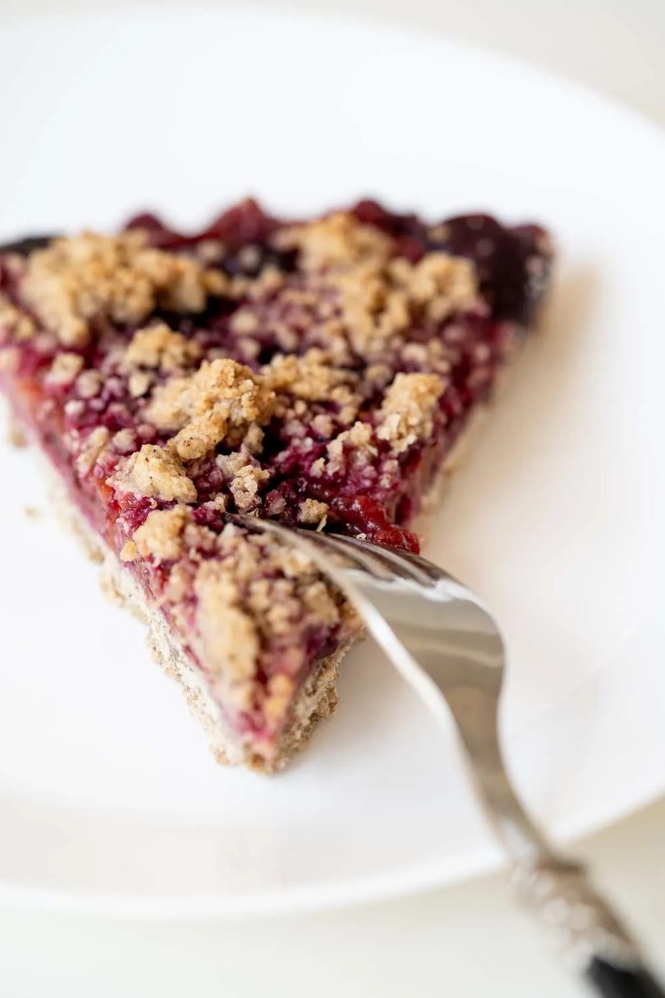 This satisfying healthy plum crumble pie with oat crust is vegan, flourless and refined sugar-free. You can even meal prep this plum recipe…