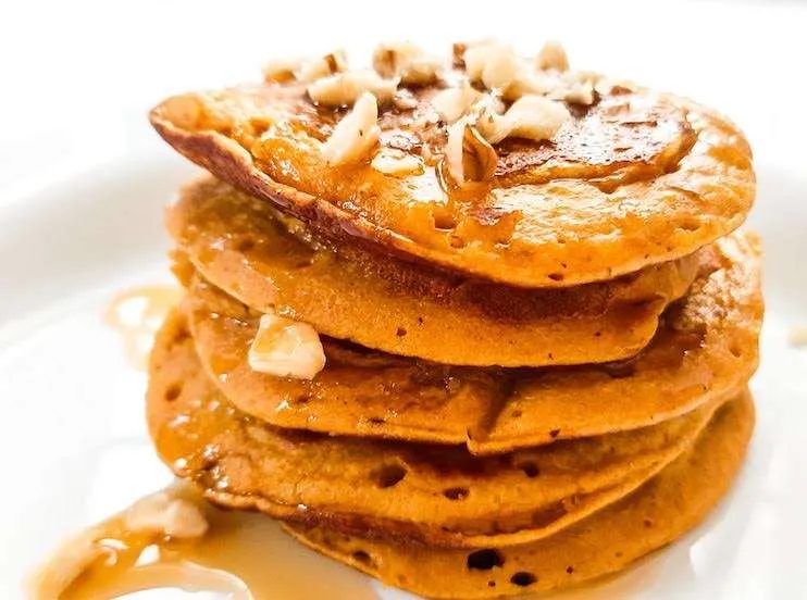 Healthy Pumpkin Oatmeal Pancakes! This healthy pumpkin recipe is great for breakfast or for dessert and is simple to make! Top with honey…