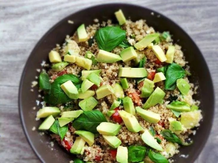 Avocado quinoa salad recipe! A healthy salad you to enjoy all summer! Full of antioxidants and simply satisfying!