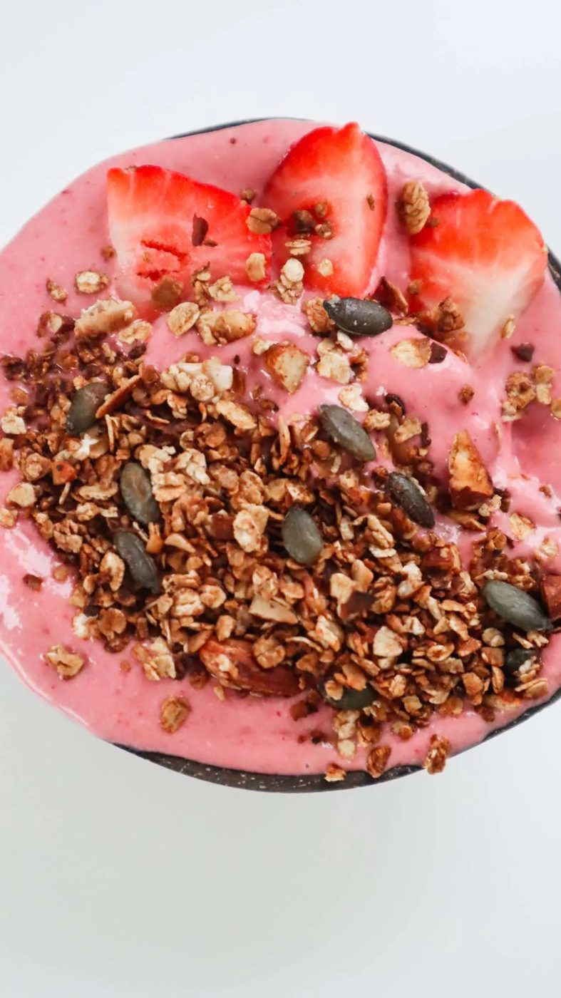 Strawberry Smoothie Bowl without Banana! This strawberry cheesecake bowl is the solid dessert or snack idea and it tastes like ice cream…
