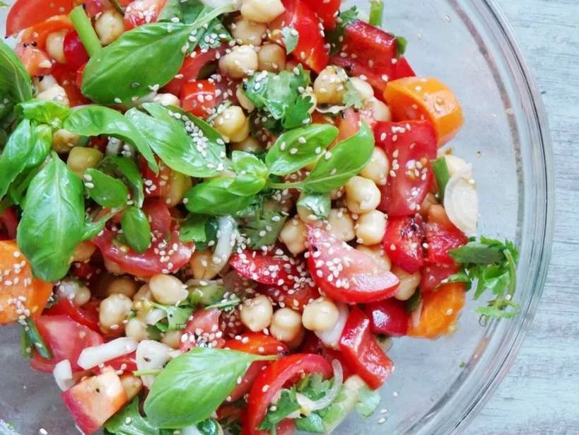 Tomato, basil and chickpea salad – vegan and gluten-free, healthy