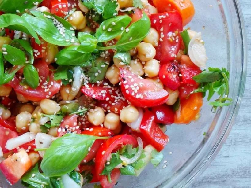 Tomato, basil and chickpea salad – vegan and gluten-free, healthy