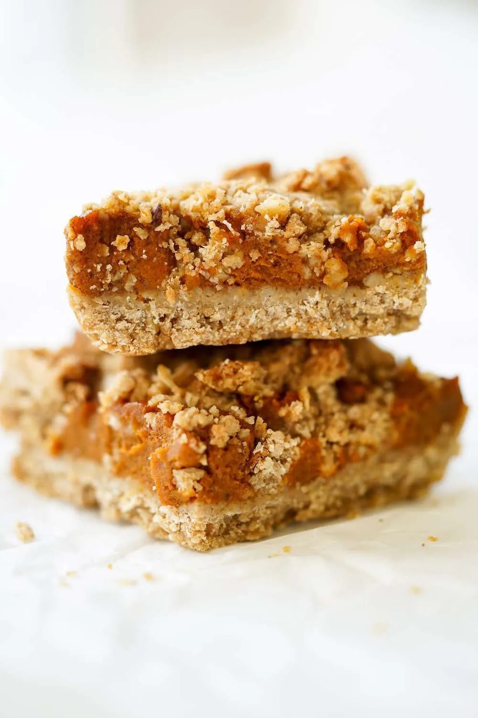 With a crumbly buttery crust and a creamy pumpkin filling, these healthy pumpkin pie bars are flourless, vegan, and incredibly addictive!…