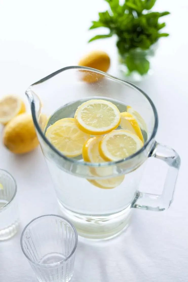 Lemon water benefits and recipe! Drinking this healthy drink in the morning won't magically flush toxins out of your system, but it does…