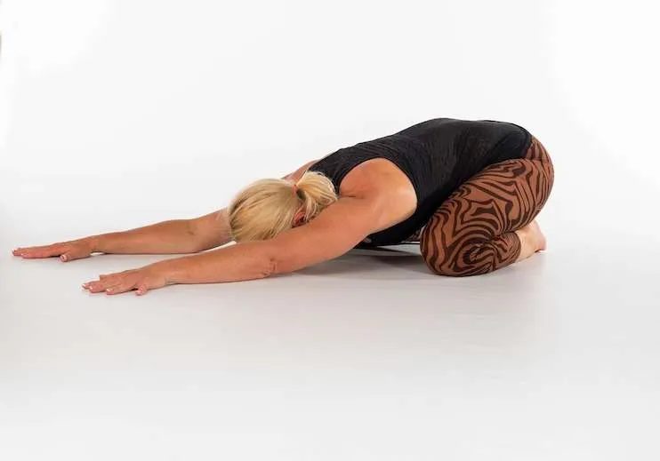 Lower back stretches and exercises to relieve lower back pain! Most of these are yoga stretches and strengthening Pilates exercises that…