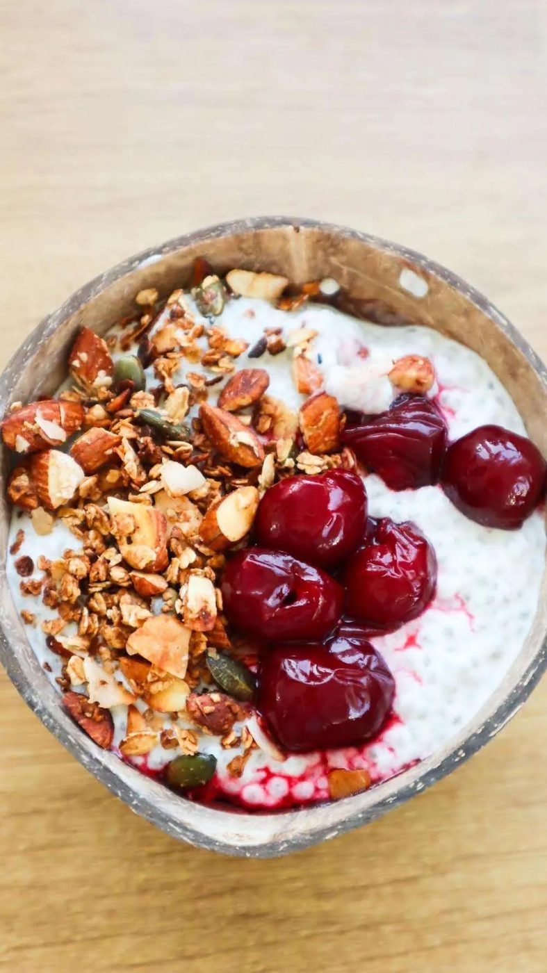Home-cooked healthy granola recipe - an simple breakfast idea that you can make ahead! Meal prep on the weekend, then serve with some…
