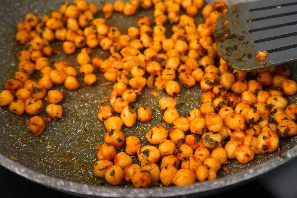 Mediterranean roasted chickpea salad