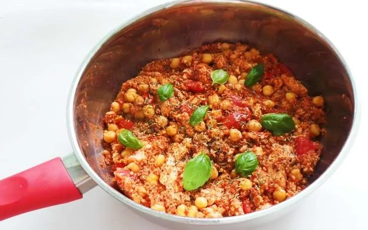 Mediterranean salmon with quinoa and chickpeas, healthy, one pan!