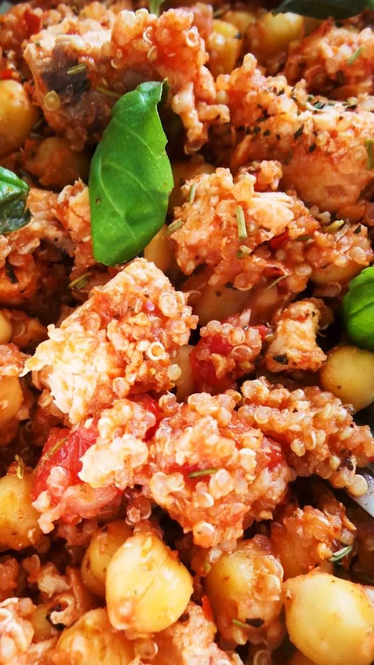 Mediterranean salmon with quinoa and chickpeas, healthy, one pan!