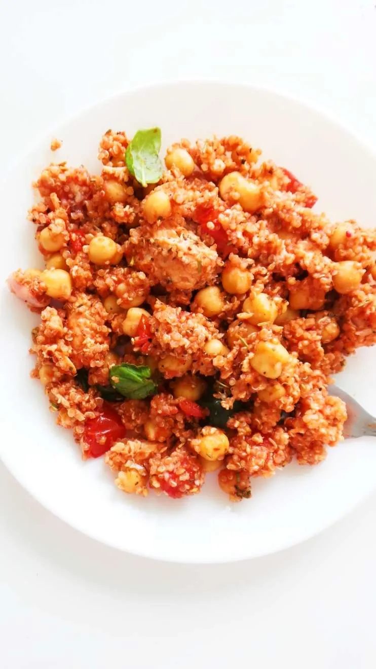 Mediterranean salmon with quinoa and chickpeas, healthy, one pan!
