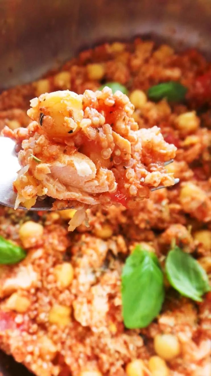 Simple Mediterranean Salmon With Quinoa And Chickpeas! Simple and healthy salmon dinner recipe you can make in one pan and around 20…